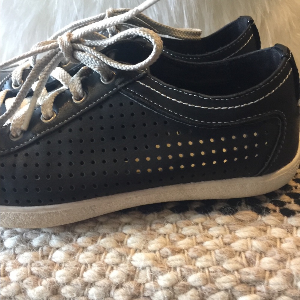 Black sneakers with patent accents & memory foam!*
